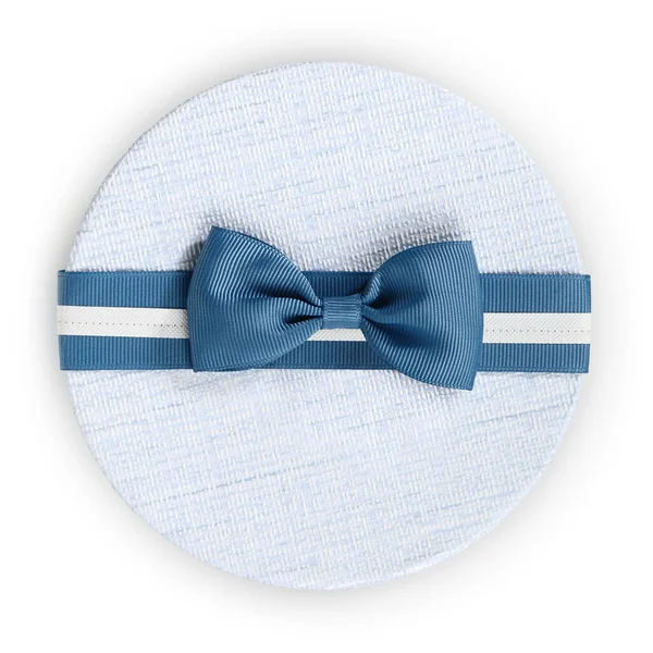 青いリボン弓付きの青い色の丸ギフトボックス白い背景に隔離されたトップビュー — ストック写真