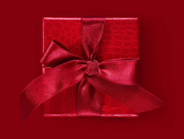 Χαρούμενο Χριστουγεννιάτικο Δώρο Κόκκινο Κουτί Κορδέλα Τόξο Απομονώνονται Κόκκινο Φόντο — Φωτογραφία Αρχείου
