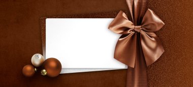 Mutlu noel hediye kartı, kahverengi saten parlak kurdeleli beyaz bilet ve xmas topları ışıltılı arka plan, tebrik kartı için kopya alanı düzeni, alışveriş için etiket, etiket satış fiyatı