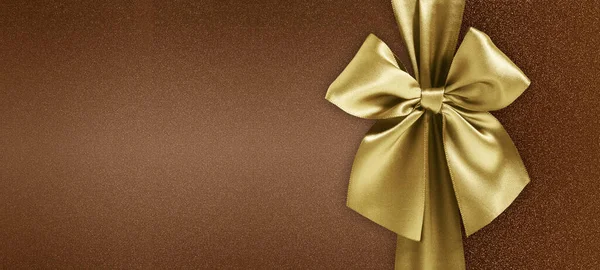 Vidám Karácsonyi Ajándék Kártya Arany Szatén Csillogó Szalag Elszigetelt Barna — Stock Fotó