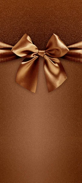 金色のサテン輝くリボン弓と陽気なクリスマスギフトカードは茶色の輝く背景に隔離され 挨拶カード ショッピングや甘いチョコレートパッケージのラベルに便利なコピースペースレイアウト — ストック写真