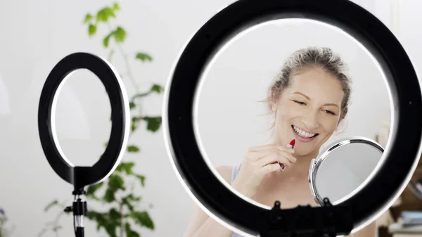 Schöne Lächelnde Blonde Frau Mit Blauen Augen Setzt Ihren Lippenstift — Stockfoto