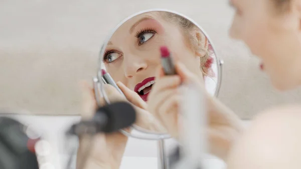 Smiling Blonde Influencer Blogger Recording Video Tutorial Shot Close Mirror — Stock Photo, Image
