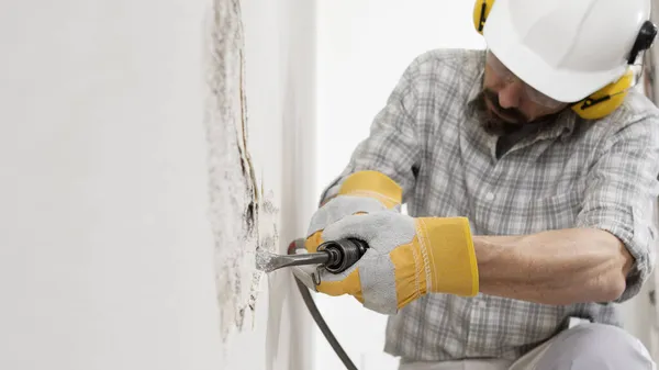 Conceito Renovação Casa Trabalhador Construção Quebra Velho Gesso Parede Com — Fotografia de Stock