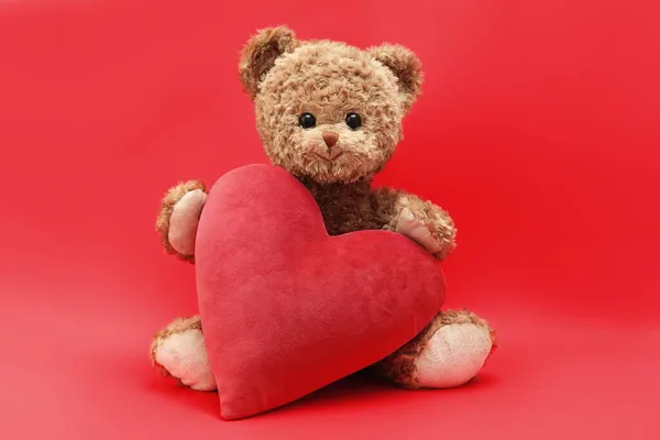 Geschenkkarte Teddybär Mit Herz Auf Rotem Hintergrund — Stockfoto