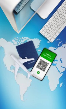 Yolculuk için yeşil geçiş kovid 19 aşı konsepti. Pasaport, uçak ve bilgisayar, coğrafi dünya haritasıyla mavi arka planda izole edilmiş. qr kodlu akıllı telefon ekranında aşı sertifikası.