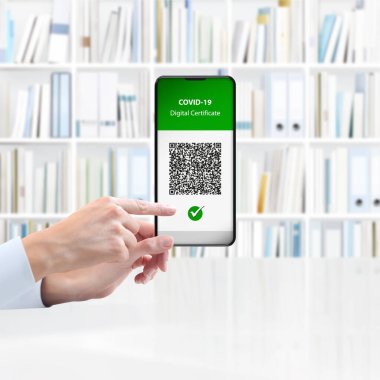 Yeşil kart covid-19 aşı konsepti. Ekranda QR kodlu dijital aşı sertifikalı akıllı telefon var. arkaplanda izole edilmiş.