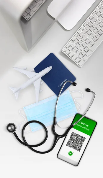 Grüner Pass Covid Impfkonzept Reisepass Gesichtsmaske Stethoskop Flugzeug Und Computer — Stockfoto