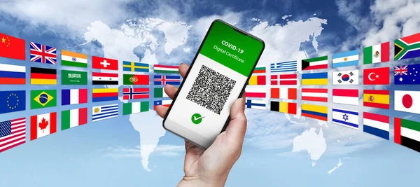 Concetto Vaccinazione Green Pass Covid Mano Tiene Smartphone Con Certificato — Foto Stock