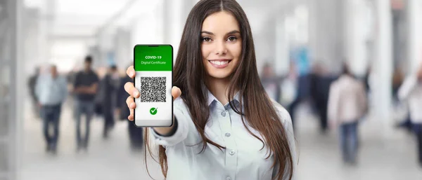 Green Pass Covid Vakcinační Certifikát Koncept Usmívající Žena Ukázat Digitální — Stock fotografie