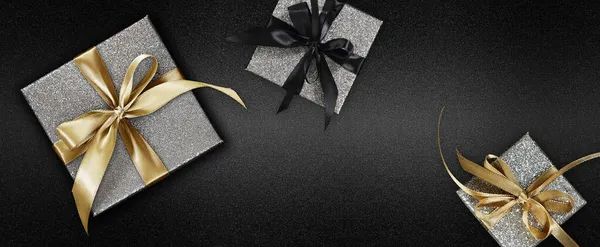 Black Friday Glitzernden Silbernen Geschenkboxen Mit Goldener Schleife Auf Schwarzem — Stockfoto