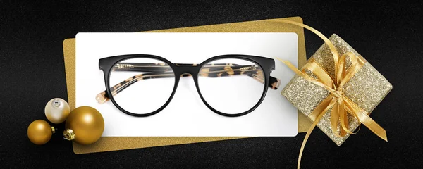 Glasses Christmas Gift Card Glittering Golden Box Shiny Ribbon Bow — Stock Photo, Image