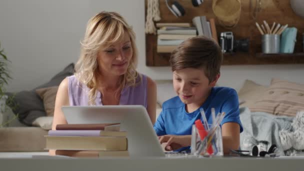快乐的家庭在家里 母亲和儿子在电脑上玩得开心 父母带着孩子在笔记本电脑上浏览互联网 小男孩对着显示器看东西 — 图库视频影像