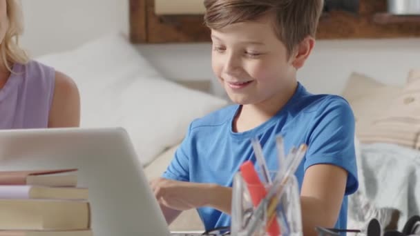 快乐的家庭在家里 有儿子和女儿的母亲在电脑上玩得开心 有孩子的父母在笔记本电脑上浏览互联网 男同学在显示器前展示一些东西 — 图库视频影像