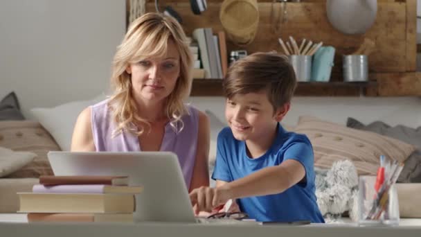 网上购物用信用卡 妈妈和学生的儿子在家里用电脑 上网买东西 男孩很失望 因为他不同意妈妈的意见 — 图库视频影像