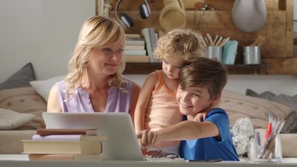 家人上网购物用信用卡 母亲带着女儿和儿子在家里用电脑 上网买东西或礼物 男孩因为不同意妈妈的意见而失望 — 图库视频影像
