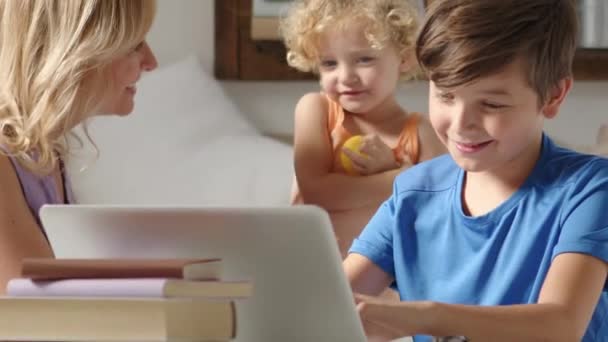 快乐的家庭在家里 有儿子和女儿的母亲在电脑上玩得开心 有孩子的父母在笔记本电脑上浏览互联网 男同学在显示器前展示一些东西 — 图库视频影像