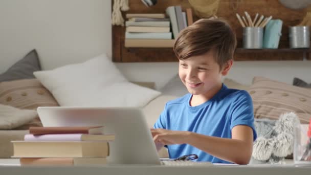 Glimlachende Student Jongen Thuis Studeren Met Afstandsschool Aangesloten Computer Het — Stockvideo