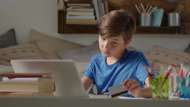 Online Einkauf Mit Kreditkarte Schüler Nutzt Computer Hause Surft Auf — Stockvideo