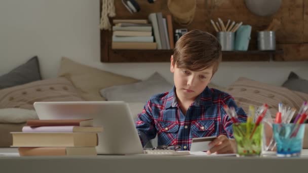 Інтернет Покупки Кредитною Карткою Студентський Хлопчик Використовує Комп Ютер Вдома — стокове відео