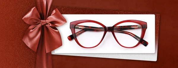 Óculos Cartão Presente Natal Fita Vermelha Brilhante Arco Isolado Fundo — Fotografia de Stock