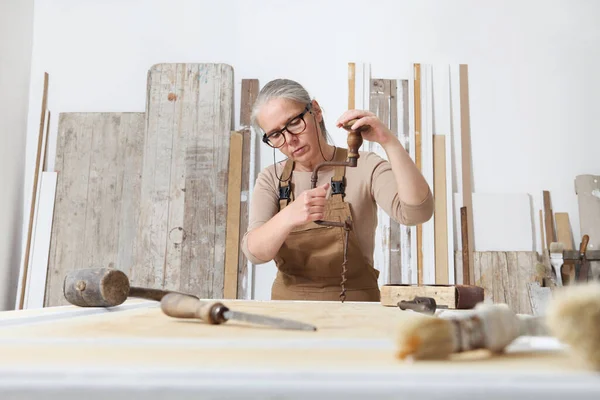 Artesanía Madera Mujer Carpintero Artesanal Trabaja Madera Con Herramientas Manuales —  Fotos de Stock
