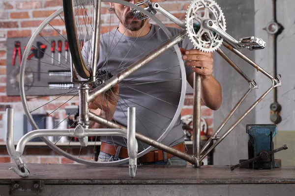 Homme Réparer Vélo Vintage Dans Atelier Garage Sur Établi Avec — Photo