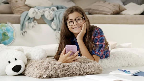 Sorrindo Jovem Adolescente Usa Telefone Celular Para Navegar Internet Conversar — Fotografia de Stock