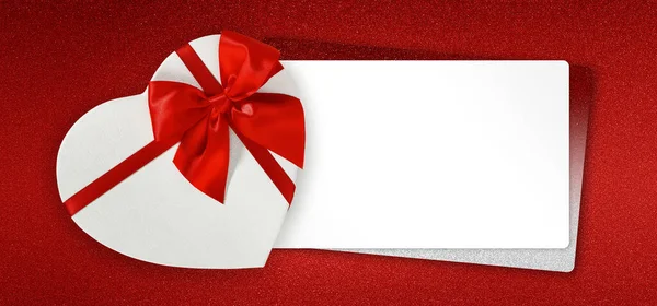 Valentinstag Geschenkkarte Herzförmige Schachtel Mit Roter Schleife Und Weißem Ticket — Stockfoto