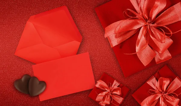 情人节礼物卡 红色彩带蝴蝶红盒子 红色背景隔离 空白版票 有复制空间 心形巧克力 以及母亲节问候 — 图库照片