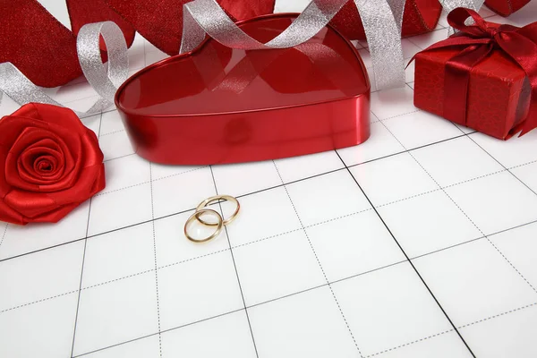 情人节和婚礼理念 金戒指 红心礼品盒 闪亮的彩带 白底玫瑰花 并附有复印空间 订婚建议或结婚周年庆祝活动 — 图库照片