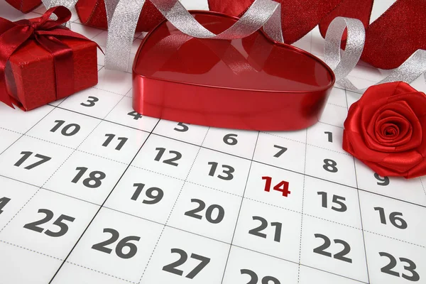 情人节概念 带有红色标识的日历 日期为2月14日 心形礼品盒 色彩艳丽 背景为白色的玫瑰花环 促销和广告布局 — 图库照片