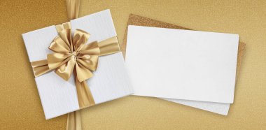 Anneler günü hediye kartı, içinde altın kurdele fiyonk ve bej renkli ışıltılı arka planda izole edilmiş beyaz bilet ve ayrıca sevgililer günü veya mutlu noeller için harika bir hediye kartı.