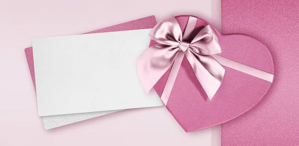 Κάρτα Δώρου Ημέρας Μητέρων Κουτί Σχήματος Καρδιάς Ροζ Γυαλιστερή Κορδέλα — Φωτογραφία Αρχείου
