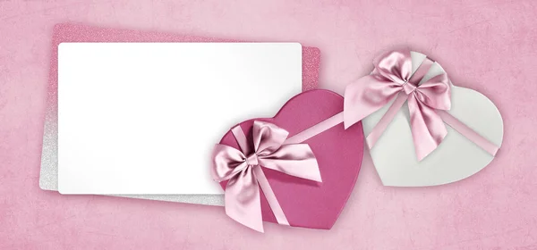 母亲节礼物卡 带粉色彩带蝴蝶结的心形盒子和带粉色背景 顶视图的空白白票 以及妇女日或问候卡 — 图库照片