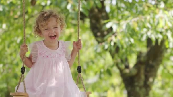 Jaro Šťastný Letní Čas Radostně Usmívající Holčička Houpající Houpačce Dítě — Stock video