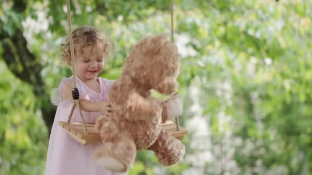 Jaro Šťastný Letní Čas Radostně Usmívající Holčička Hrající Medvídkem Houpajícím — Stock video