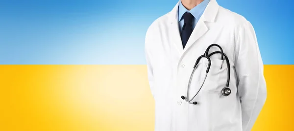 Ukraina Medicinsk Hjälp Koncept Närbild Läkare Med Stetoskop Isolerad Gula — Stockfoto
