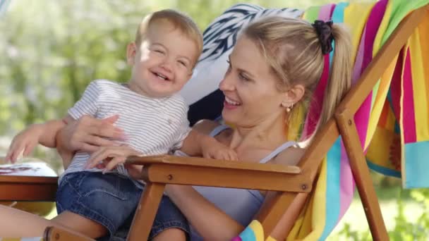Улыбающаяся Счастливая Мать Обнимает Обнимает Своего Маленького Сына Ребенок Любит — стоковое видео