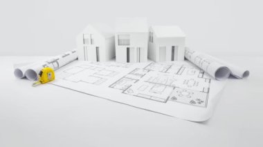 Ev inşa planı konsepti. İnşaat işleri için aletler. Mimari model evler, sarı başlık, çekiç, silikon tabanca, anahtarlar, kulaklıklar ve eldivenlerle planların üzerindeki parkmetre ve ruh seviyesi.
