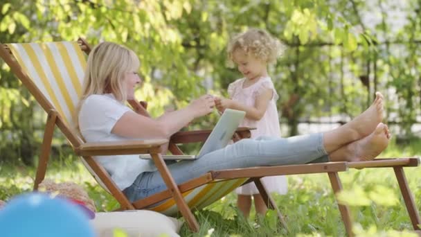 Happy Smiling Family Green Garden Sunny Summer Day Mother Laptop — Wideo stockowe