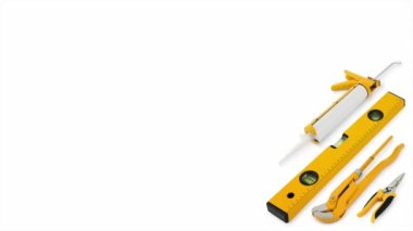 İnşaat için inşaat aletleri. Beyaz arka planda izole edilmiş iş ekipmanlı sarı şapka. Ev servisi onarım konsepti veya hırdavatçı vitrin afişi için düzenleme. Nesnelerin üst görünüm kümesi