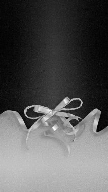 Mutlu Noeller, boş hediye kartı. Siyah ve gümüş parıltılı ışıltılı arkaplanda izole edilmiş parlak kurdele yayı. Dilekler ve alışveriş konsepti için üst görünüm ve alan şablonu.