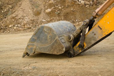Kazı makinesi yükleyicisi, kazılan toprağı taramak için kazıcının bir parçası.
