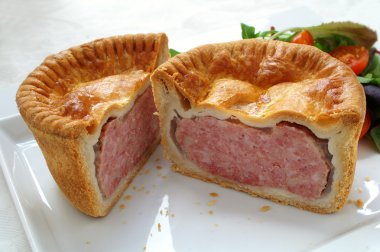 beyaz zemin üzerinde geleneksel pork pies