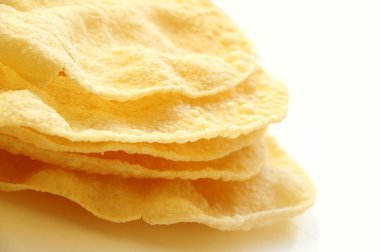 beyaz zemin üzerinde geleneksel poppadoms