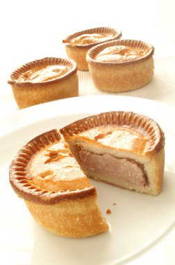 beyaz zemin üzerinde geleneksel pork pies