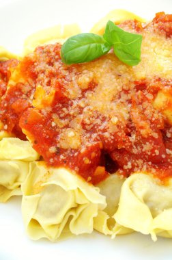 Domates soslu Tortellini.