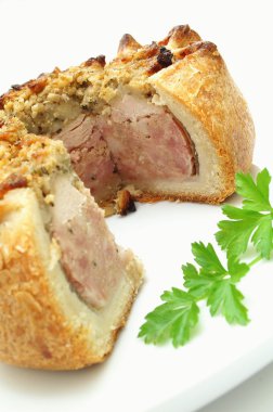 Beyaz tabakta geleneksel domuz pie