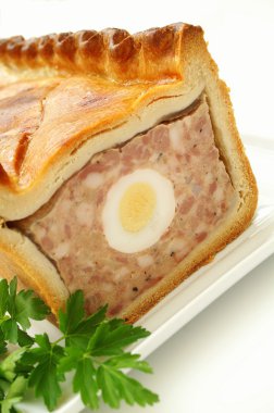 beyaz zemin üzerinde geleneksel pork pies